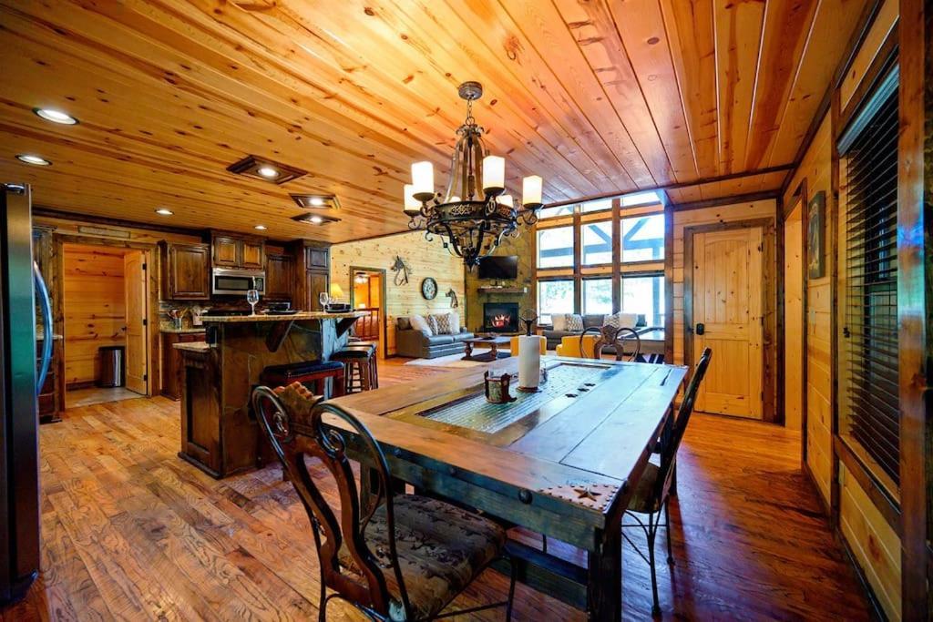 Iron Horse Lodge Sleeps 18, Games, Fire Pit, Hot Tub, Ev, More 布罗肯鲍 外观 照片